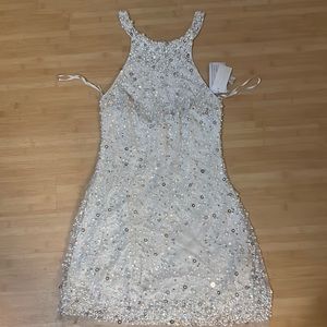 Aidan mattox dress come to the knee on a 5”4, loose fit